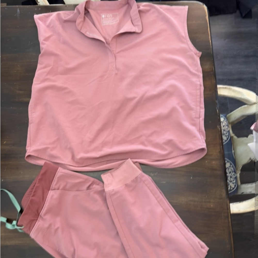 Figs Women's Mauve Rafaela Scrub Top and Zamora Jogger Scrub Pants Set
